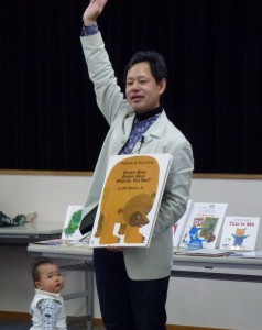 先生の足元に子どもが...!?