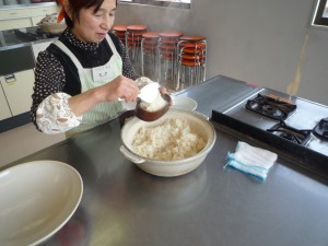 土鍋で炊いたご飯を詰めて